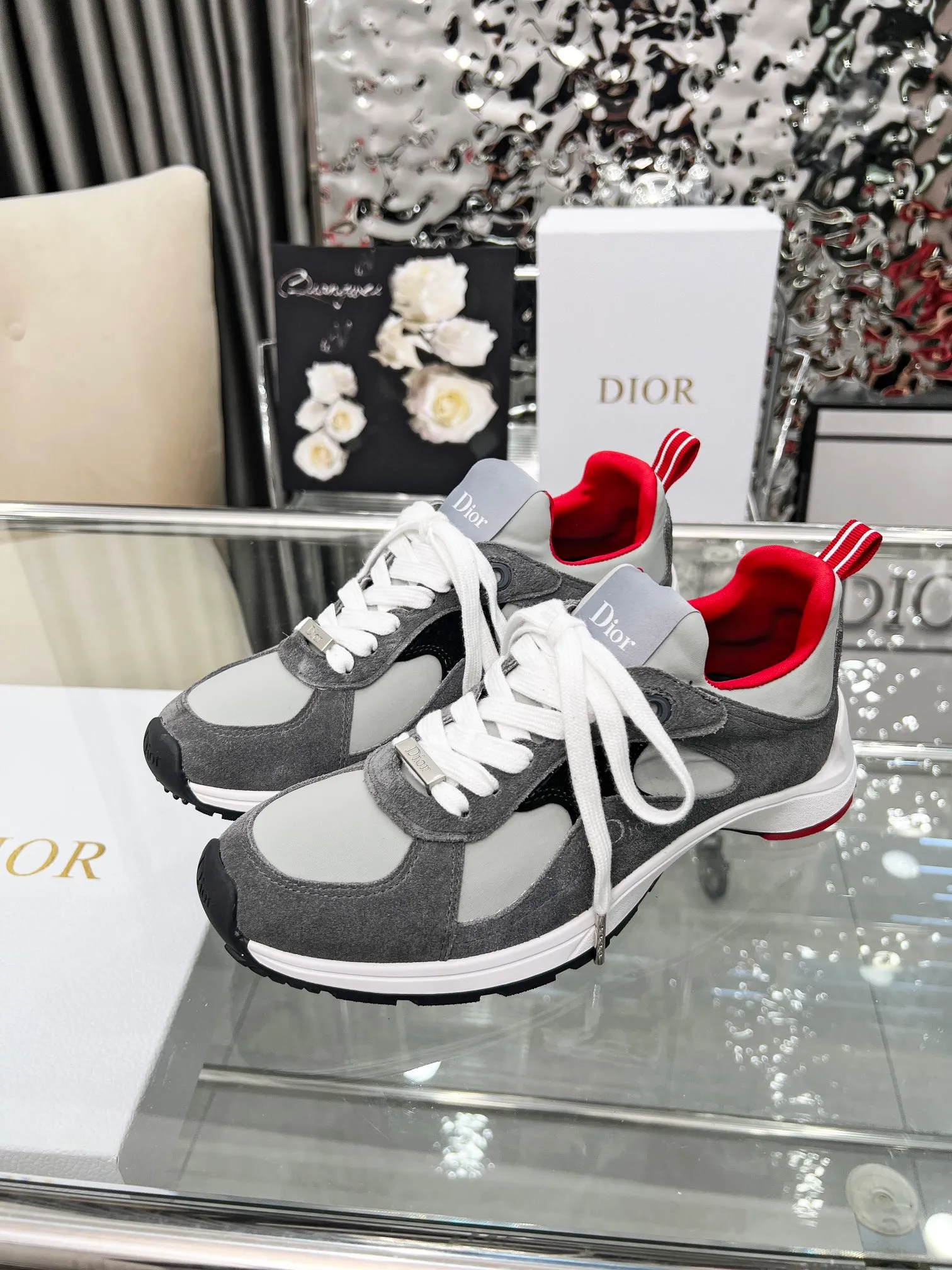 Men's shoes 💰540 Dior, the latest Star series on the show, this Dior Star dad sneaker is a new product for the fall of 2025, enriching the classic series with fashionable retro style. Carefully crafted, these Dad Shoes style shoes can be paired with casual looks all year round and follow the trend of the retro market. The Dior logo on the tongue also indicates that this pair of shoes is the B30 model! B30 uses fine-textured leather and mesh cloth materials to form a shoe body. There are conspicuous letters CD on both sides of the shoe body to indicate identity. The multiple lines on the shoe body outline the details, making the shoes look less monotonous and full of retro three-dimensionality! Code number: 40-46 Color: four colors